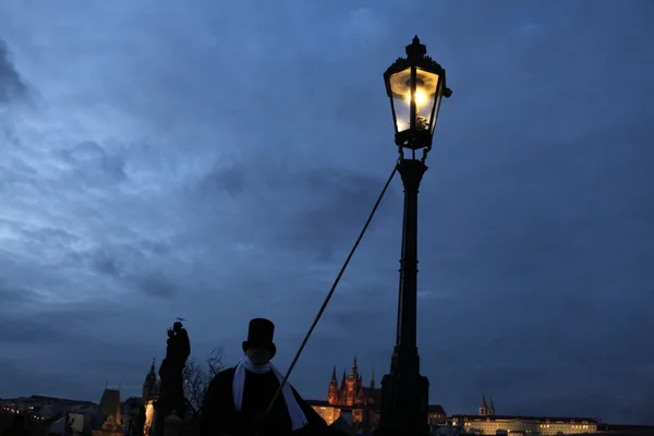 Lamplighter lights a street gas light — Stock Photo, Image