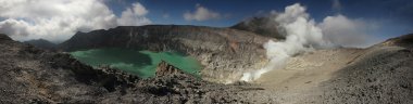 Asit Kawah Ijen'de yanardağ krater gölünde