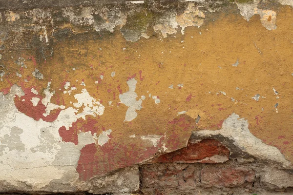 Vieja pared con yeso agrietado. — Foto de Stock