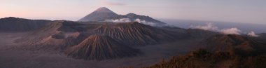 Mount Bromo üzerinde gündoğumu
