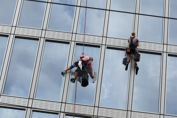 Two rope access workers clean windows — Stock Photo, Image
