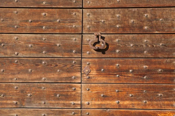 Old metal doorknocker on wooden gate — Stock Photo, Image