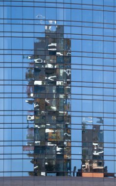 Bosco Verticale konut kuleleri yansıması