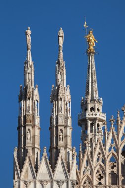 Milano Katedrali'ne yaldızlı bronz heykele