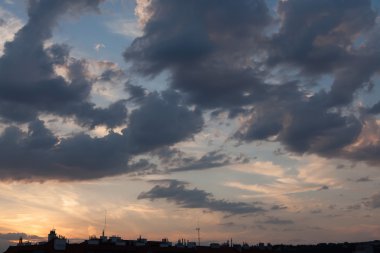 Prag'da günbatımı bulutlar