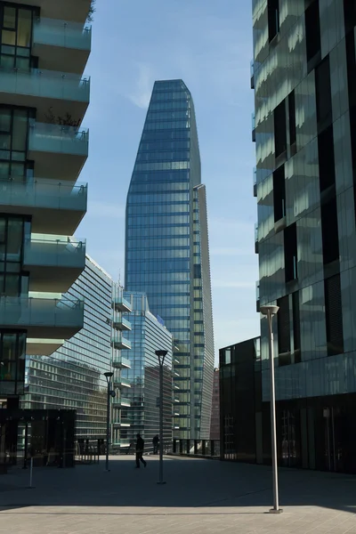 Mensen passeren door Diamond toren in Milaan — Stockfoto