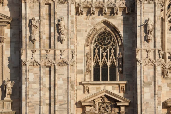 Hlavní fasáda milánské katedrály — Stock fotografie