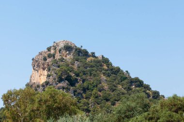 Dağın tepesinde terk edilmiş bir şehrin Kekova kalıntıları