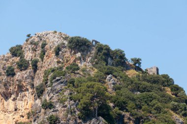 Dağın tepesinde terk edilmiş bir şehrin Kekova kalıntıları