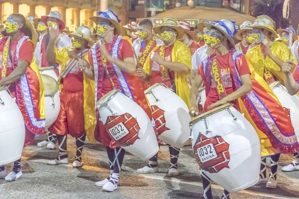 Skupina bubeníků Candombe na karnevalové přehlídce Uruguaye — Stock fotografie