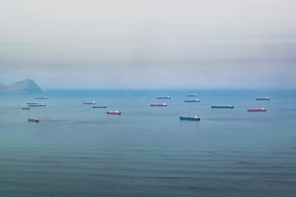 Grupo de Navios Comerciais na Costa de Lima Peru — Fotografia de Stock