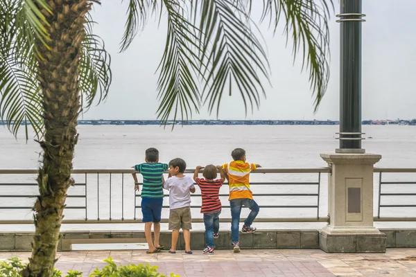 Rapazes a observar o rio em Puerto Santa Ana em Guayaquil Equador — Fotografia de Stock