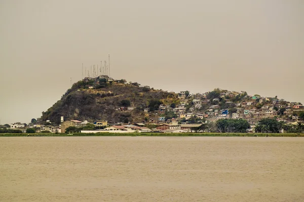 Río Guayas y Colina con Vista de Casas en Guayaquil Ecuador —  Fotos de Stock