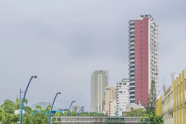 瓜亚基尔建筑的城市景观 — 图库照片