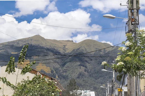 Edificios y Montañas Escena Urbana en Quito Ecuador —  Fotos de Stock