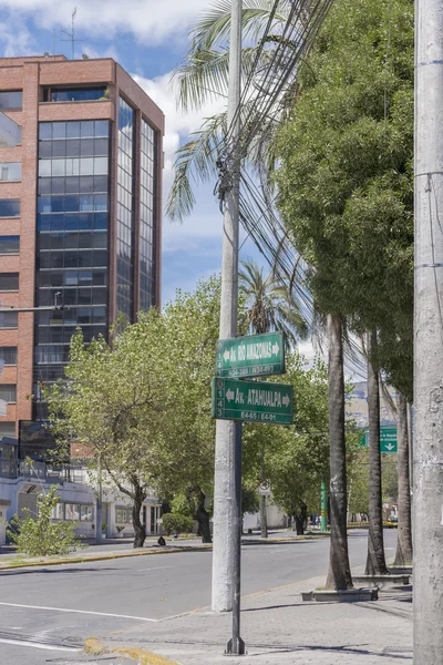 Urban Scene van een straat van de stad Quito in Ecuador — Stockfoto