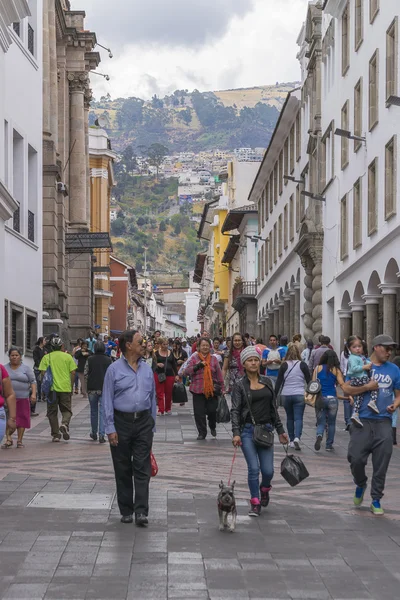 Människor på trottoaren på historiska centrum i Quito Ecuador — Stockfoto