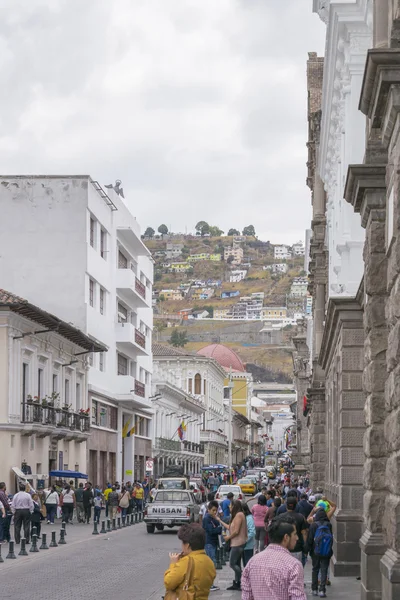 Mensen op de stoep bij historisch centrum van Quito Ecuador — Stockfoto