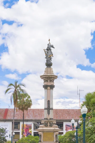 Quito tarihi merkezi, bağımsızlık Monunment — Stok fotoğraf