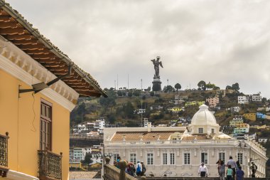 San Francisco Meydanı ve Panecillo görünümü Quito Ekvador