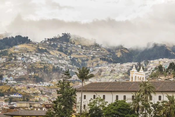 Quito tarihi merkezi havadan görünümü — Stok fotoğraf