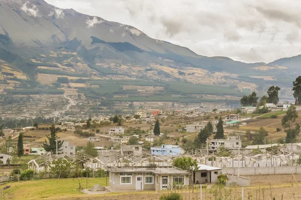Quito Outsides bergen och byn landskap — Stockfoto
