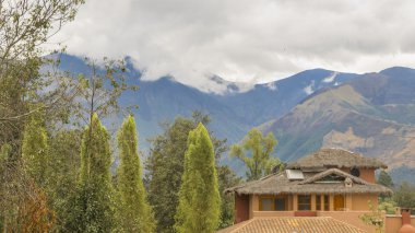 San Pablo Gölü: Imbabura Ecuado, dağlar ve turistik kabinleri