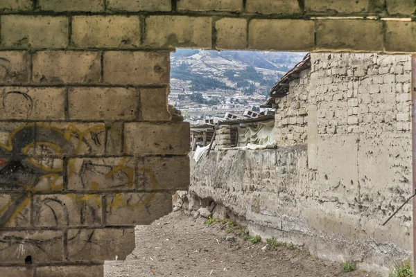 Сломанная стена на улице Отавало в Эквадоре — стоковое фото