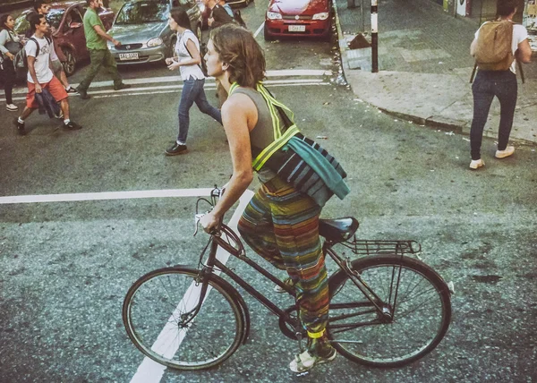 Çekici kadın sokağa bir bisiklet sürme