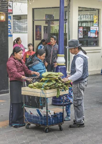 Kvinnan gatuförsäljare på historiska centrum av Quito — Stockfoto