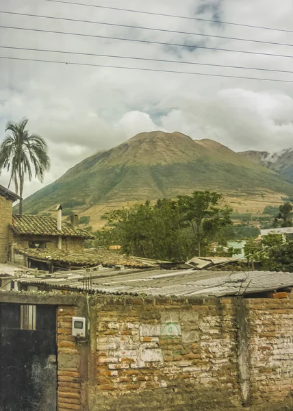 Casas pobres y montañas Road Scene —  Fotos de Stock