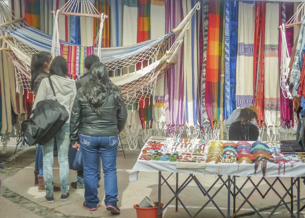 Mercado de tela de la ciudad de Otavalo Ecuador — Foto de Stock