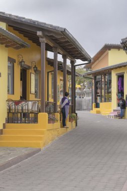 Orta Dünya'ya Ekvator hattı anıt mağazalarında ticari