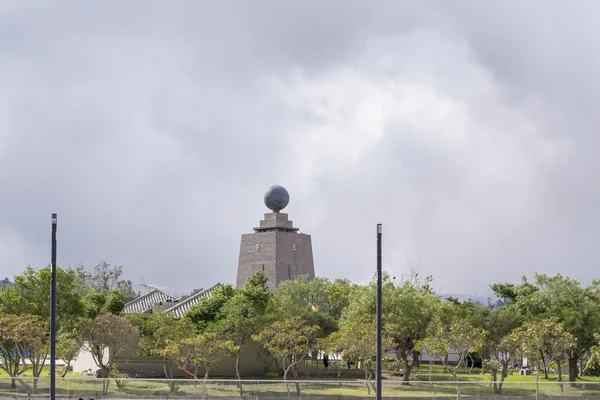 Vista de ángulo bajo del Monumento a la Tierra Media Ecuador — Foto de Stock