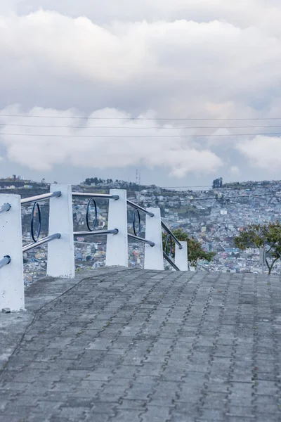 Quito utsikt från luften från Panecillo Viewpoint — Stockfoto