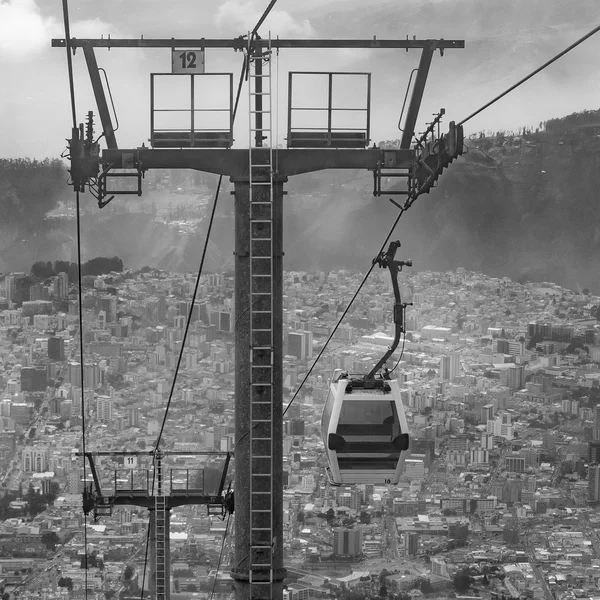 Luchtfoto van Quito van kabelbaan — Stockfoto