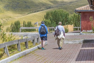 İki yaşlı kadın doğa üzerinde yürüme