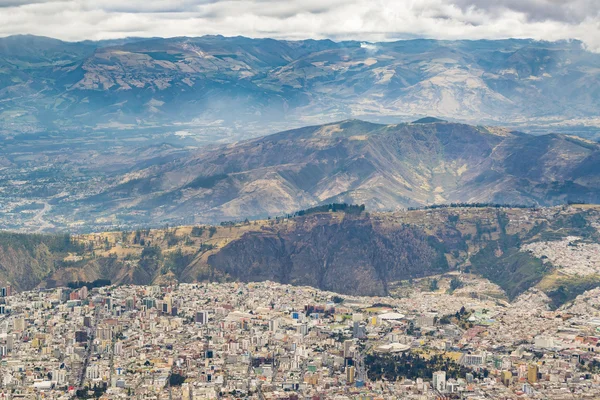 Landschap van bergen en Quito Cityscape Ecuador — Stockfoto