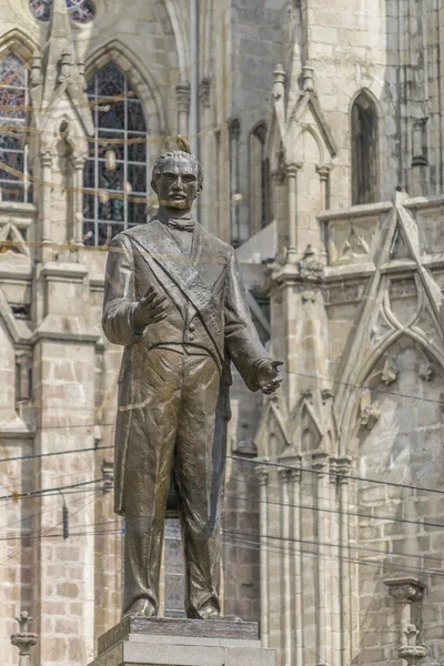 Escultura del hombre frente a la iglesia gótica — Foto de Stock