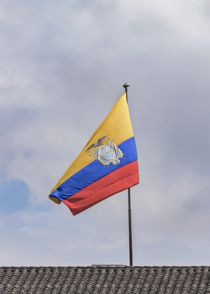 Bandeira do Equador no topo do telhado — Fotografia de Stock