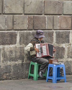 Akordeon iskambil kıdemli sokak müzisyen