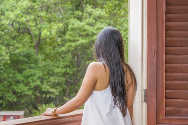 Zarif Genç Yetişkin Kadın Geriye Bakış