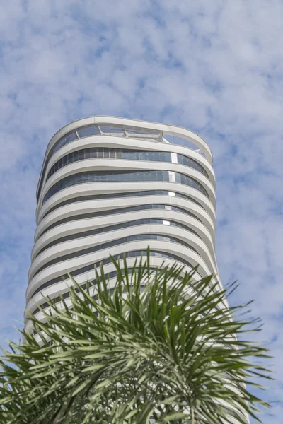 Niedrige winkel blick modernes gebäude in guayaquil ecuador — Stockfoto