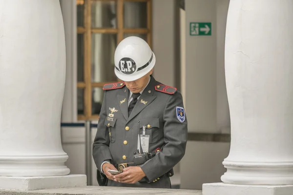 Oficial charlando con su celular — Foto de Stock