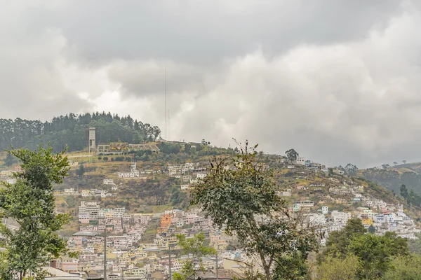 Дома на холме в Кито-Эквадор — стоковое фото