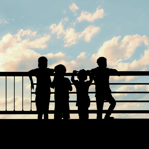 Силует хлопчики дивляться в небо — стокове фото