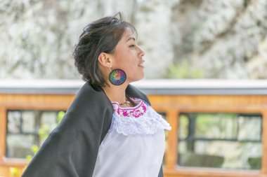 Kadın geleneksel Ekvador dans dans