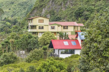 Yapraklı Banos, ekvator dağlarda evler