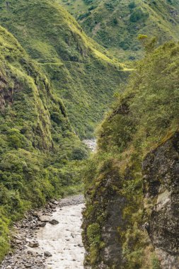Pastaza nehir ve yapraklı Banos ekvator dağlarda