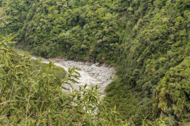 Pastaza nehir ve yapraklı Banos ekvator dağlarda